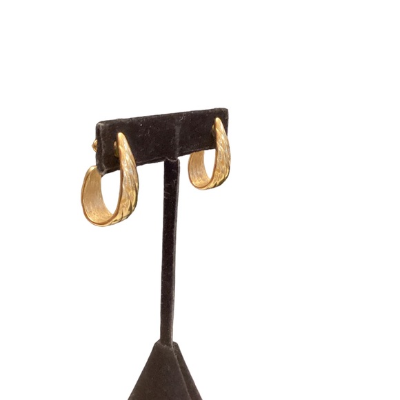 Vintage Monet Oval Hoop Earrings in GoldTone . Measure Aprox 1 inch long - Picture 3 of 3